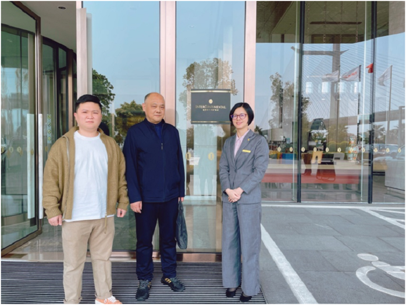 谢寿星主任一行与泉州泰禾洲际酒店人力资源部钟亚卿经理在酒店大堂前合影.png 谢寿星主任一行与泉州泰禾洲际酒店人力资源部钟亚卿经理在酒店大堂前合影.png
