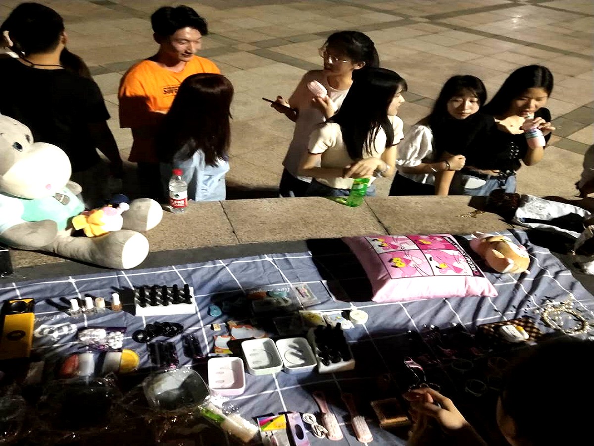 校园摆摊活动2.JPG