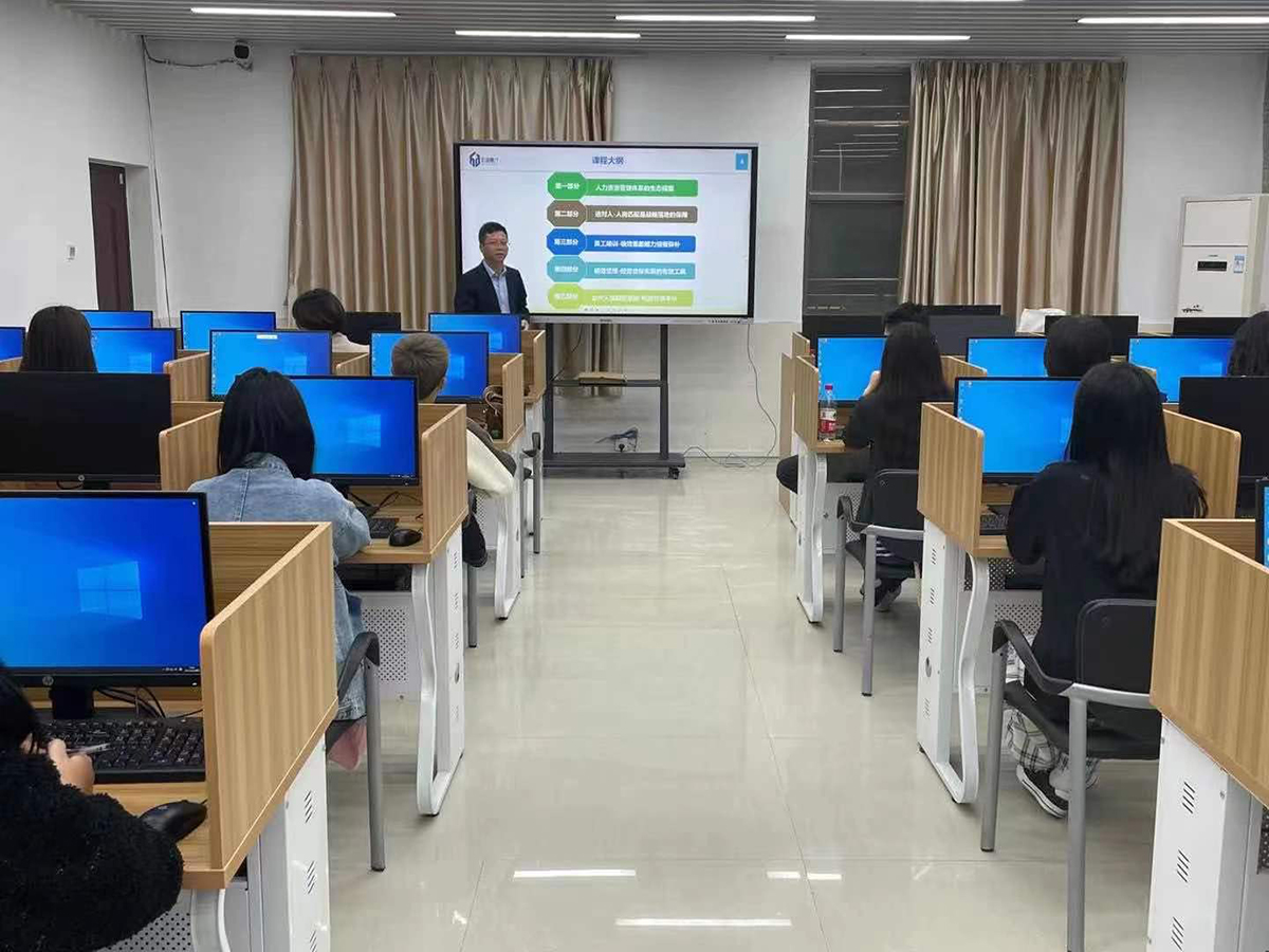 黄锦贵讲师上课.jpg 黄锦贵讲师上课.jpg